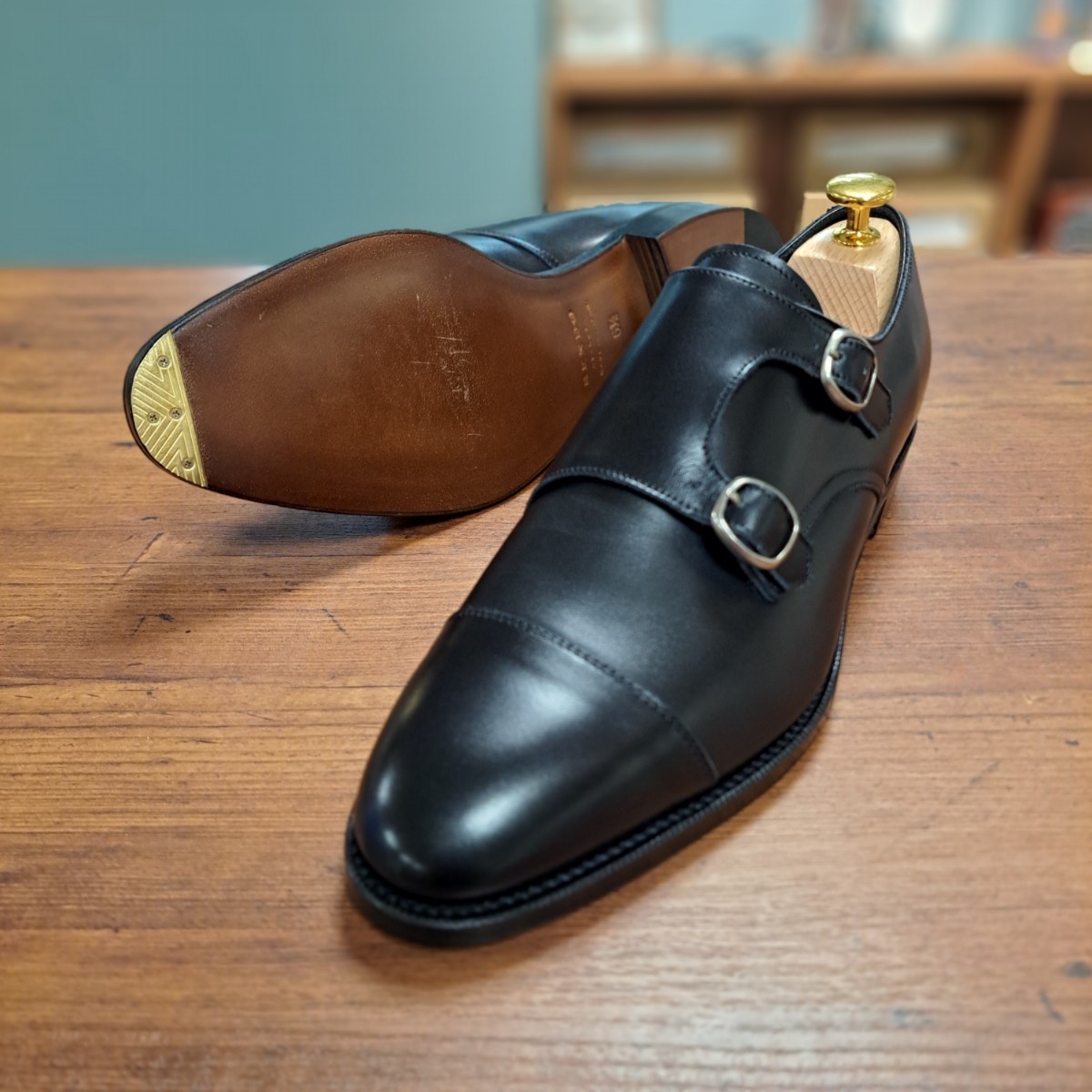 fans_keio's tweet photo. 【新品靴に】

つま先補強（ブラス）＋ シュートリー（SR100EX）で依頼いただきました。

キレイなシルエットのダブルモンクです。

#プレケア 
#リペア
#スチール 
#ダブルモンク 
#rendo https://t.co/4uuvj5NSXh