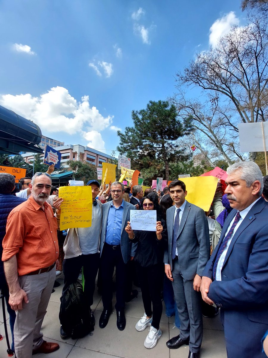 Atama bekleyen öğretmenlerin sesi olmak için bugün Millî Eğitim Bakanlığı önündeydik.
Yalnızca bir siyasetçi olarak değil, aynı zamanda öğretmen yetiştiren bir üniversitenin eğitimcisi olarak bu tabloya kayıtsız kalmam mümkün değildi.
Yıllarını bu mesleğe adamış, umutla görev