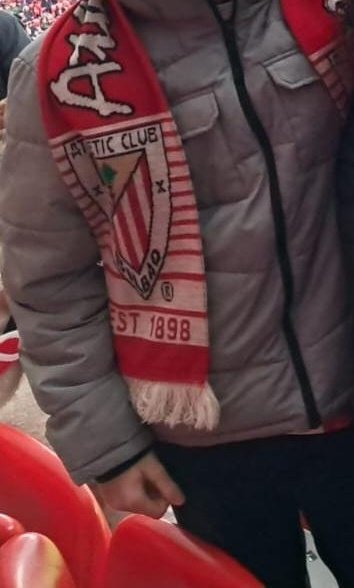 🚨🚨 Nos comentan que un chaval perdió contra el Rayo una bufanda entre la calle General Salazar y la Casilla

🦁 Tiene un gran valor sentimental, ya que se la regaló su aitite

🔁 Se agradece difusión 

📞 Si sabéis algo escribid por Instagram a @alvarezesti 

#AthleticClub