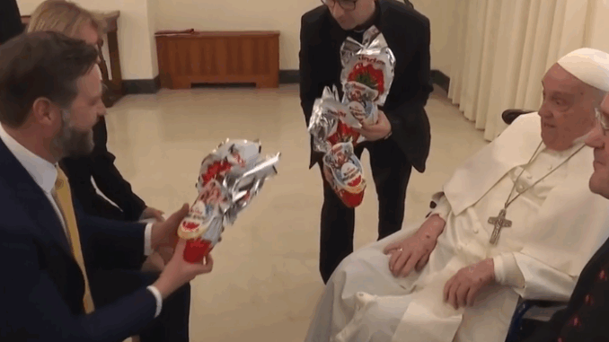Dio's tweet photo. Mi fanno notare che l'ultima grande trollata di #PapaFrancesco è stata regalare al vice presidente degli USA delle uova di Pasqua da 3€. https://t.co/iIDyNqZIXK