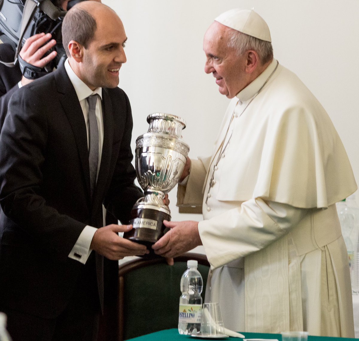 Lo visité en el Vaticano, le regalé una camiseta de la Selección Chilena y una réplica de un trofeo que nunca habíamos obtenido. Le pedí su bendición y que nos ayudara…a las semanas Chile ganó la Copa America 2015, después de casi 100 años. Gracias Papa Francisco (QEPD).