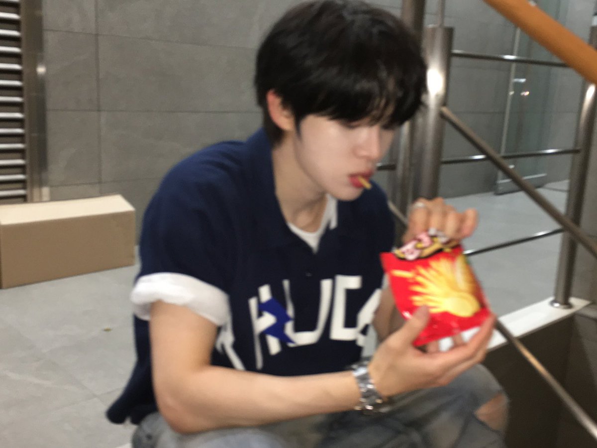 CYE_MEMBERS7's tweet photo. 눈을 감자 먹방

#전민욱 #JEONMINWOOK
#CLOSEYOUREYES #클로즈유어아이즈
#클유아 #CYE https://t.co/gkncKlWfZq