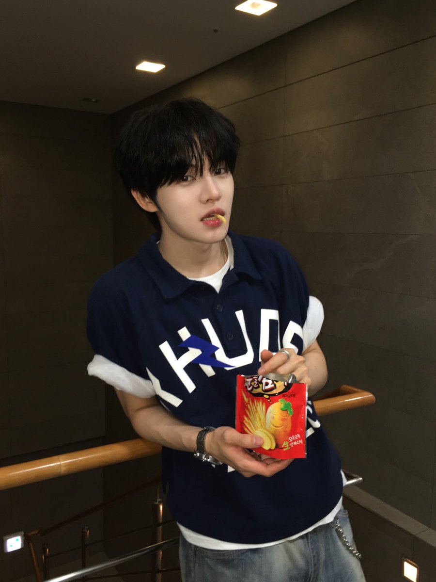 CYE_MEMBERS7's tweet photo. 눈을 감자 먹방

#전민욱 #JEONMINWOOK
#CLOSEYOUREYES #클로즈유어아이즈
#클유아 #CYE https://t.co/gkncKlWfZq