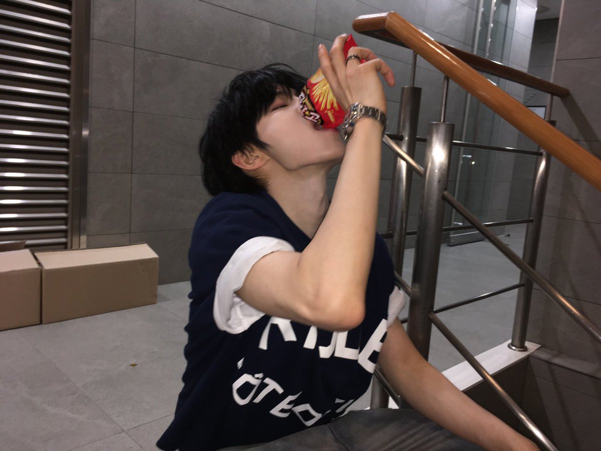 눈을 감자 먹방

#전민욱 #JEONMINWOOK
#CLOSEYOUREYES #클로즈유어아이즈
#클유아 #CYE