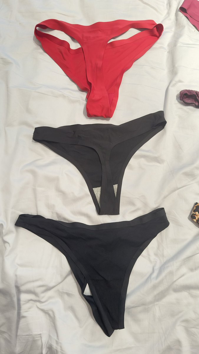 老婆不在家，特意翻找她的丁字裤，数量也不多。有喜欢的吗？有的话点赞兴许能收到哦。 ＃丁字裤