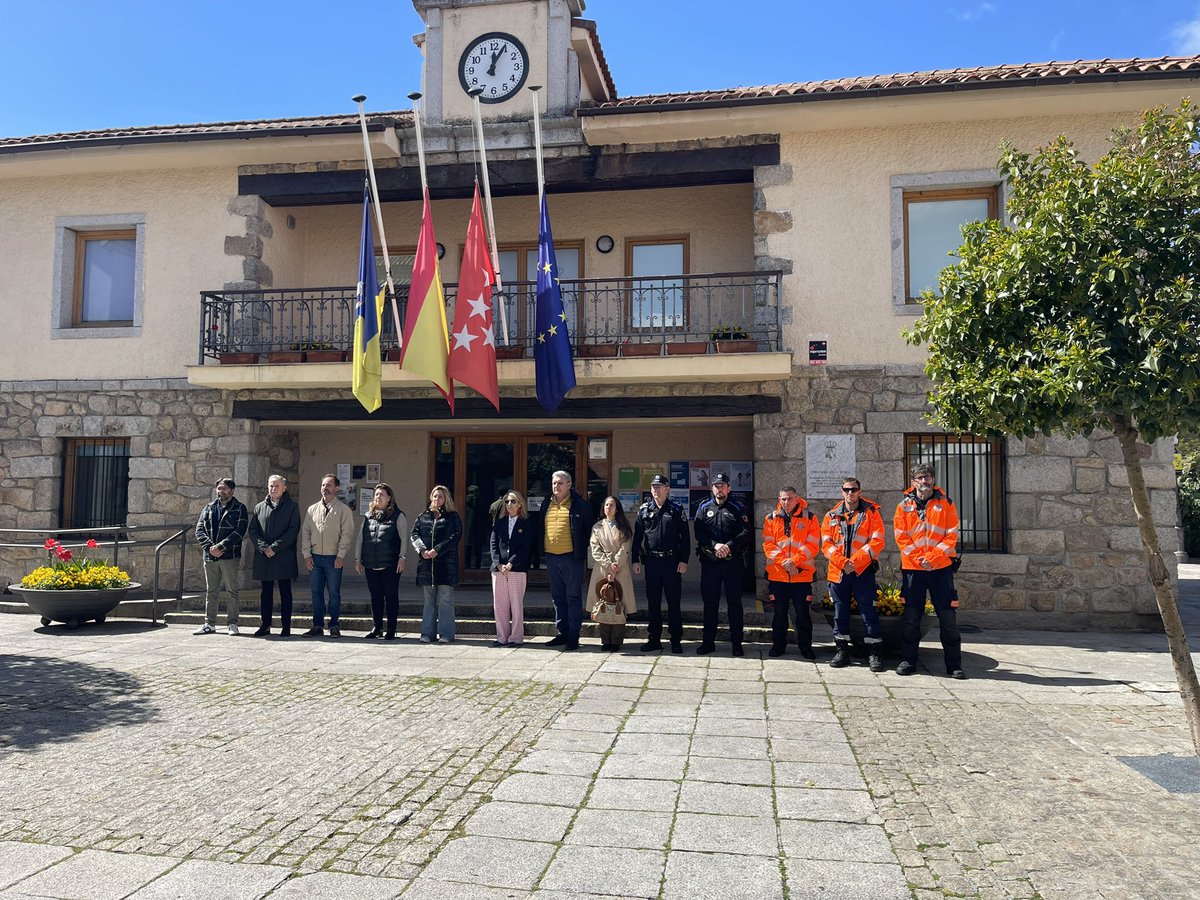 Minuto de silencio en #Torrelodones en memoria del Papa Francisco.