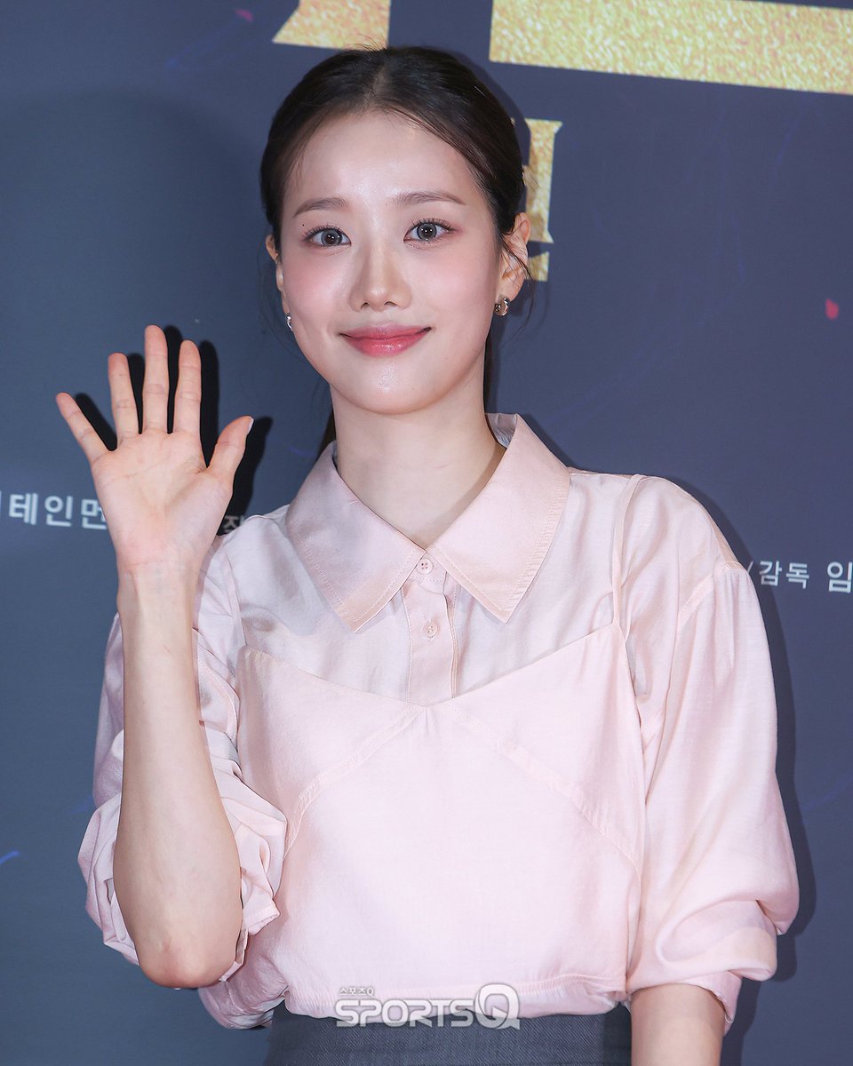 [#포토Q] 250421 이나은 영화 ‘거룩한 밤: 데몬 헌터스’ VIP시사회

📌sportsq.co.kr/news/articleVi…

#이나은 #LEENAEUN
#거룩한밤 #거룩한밤데몬헌터스 #HolyNightDemonHunters