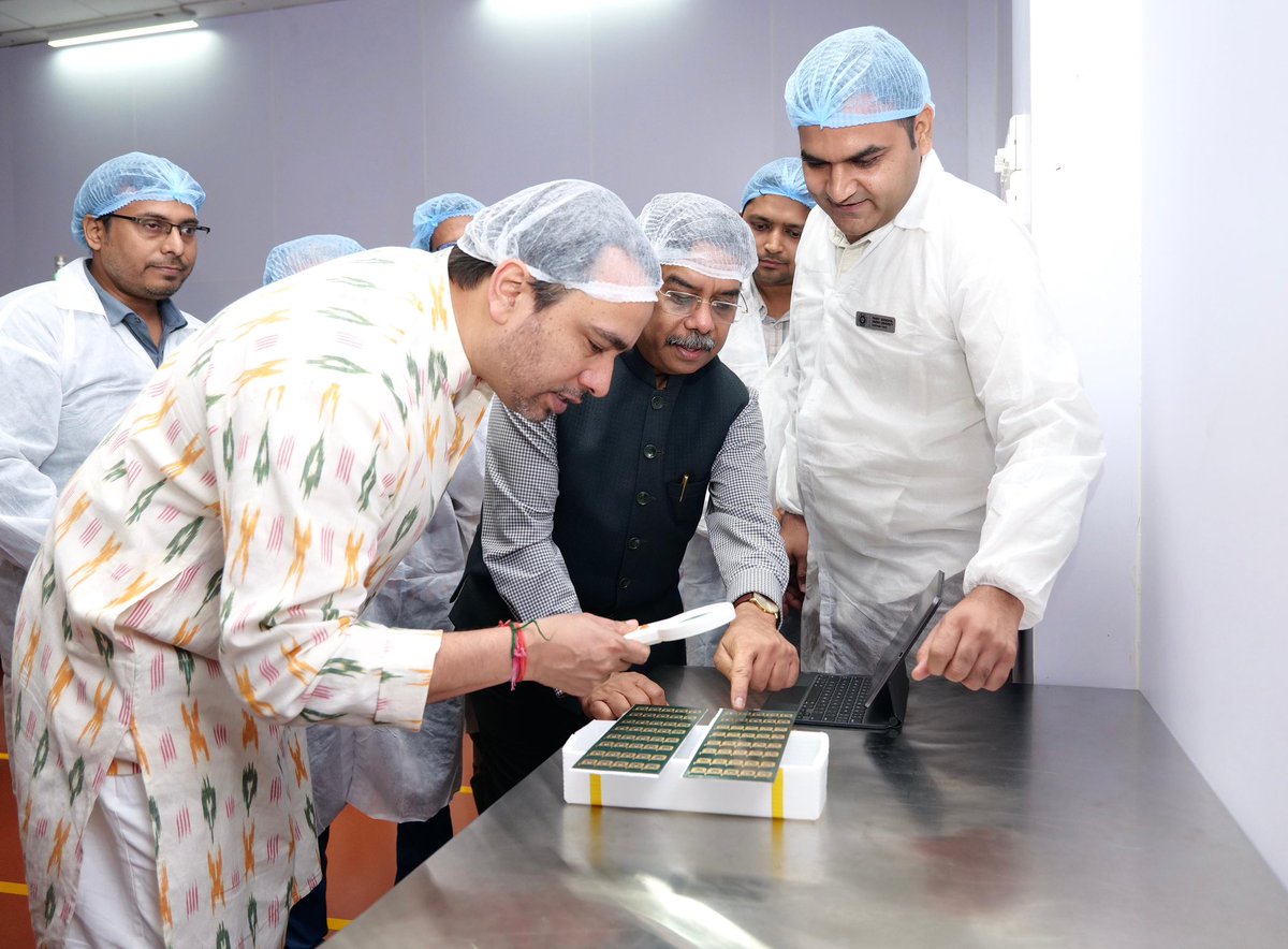 jayantrld's tweet photo. Today, we launch the @NSDCIndia & @PdeuOfficial Centre of Excellence, a bold step towards building a future-ready workforce.

From renewables to semiconductors, this Centre will train youth in cutting-edge technologies, supported by high-end labs like a 45 MW Solar PV line and ATMP semiconductor unit, aligning with India’s vision of global leadership in clean energy & electronics.
@MSDESkillIndia
#SkillIndia #COE #FutureSkills