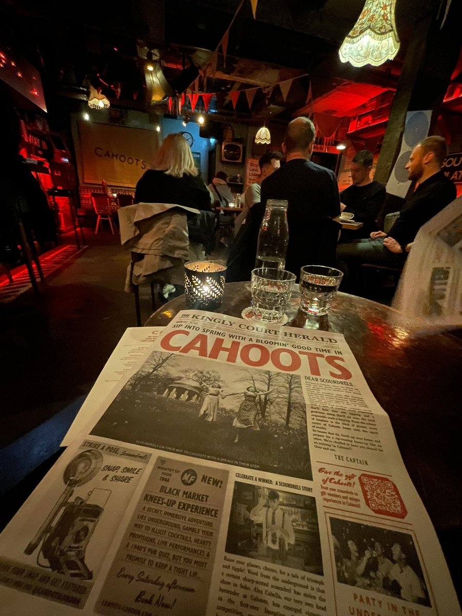 don_rupo's tweet photo. SohoにCahootというロンドン地下鉄モチーフの素敵なカクテルバー見つけた！1940代に建てたけど使われずにお蔵入りした地下鉄駅の一部をバーに改造したらしい（真偽は不明）

トイレに「Waterloo」って書いてあったり地下鉄でよくみる古い看板とか、内装が凝ってて雰囲気最高だったー https://t.co/I5j4TUltpG