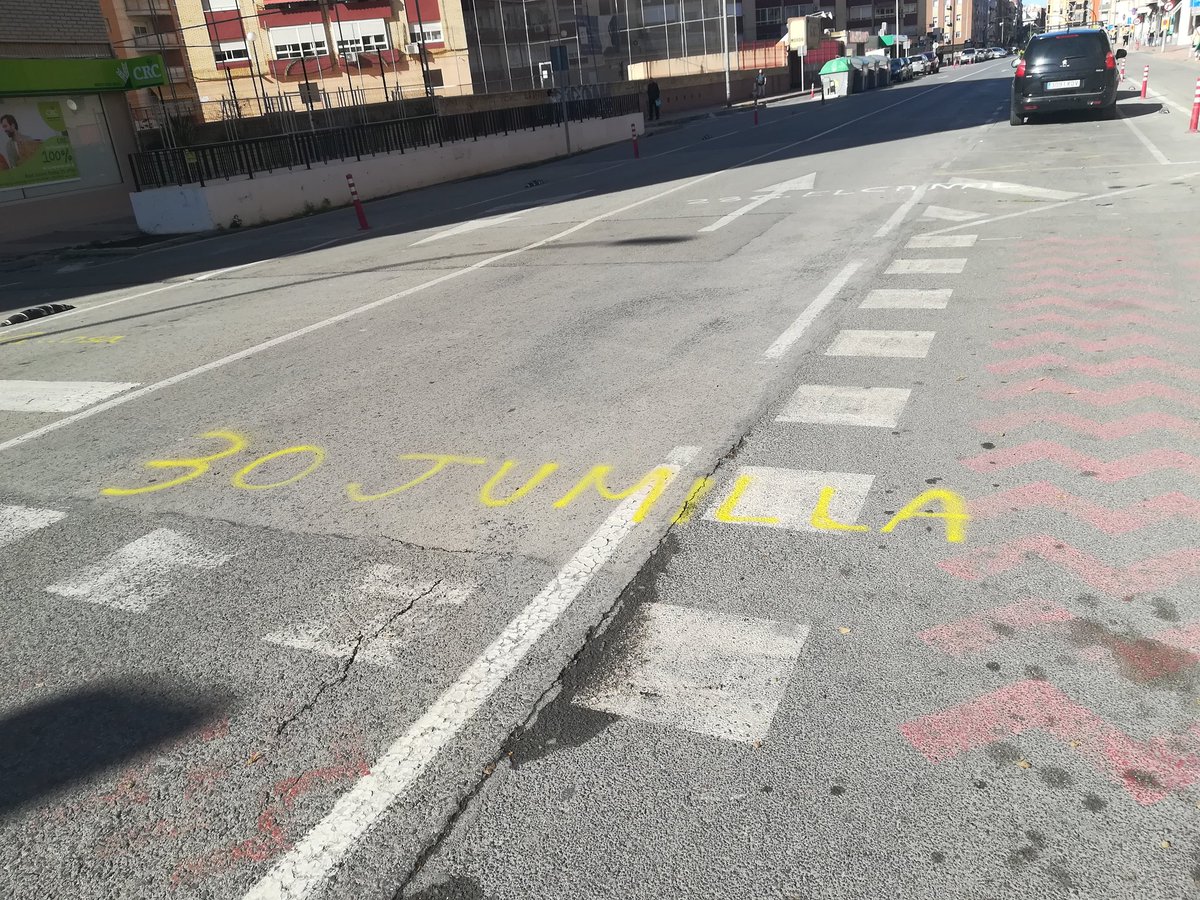 i_rodenas's tweet photo. @MurciaPolicia Totalmente de acuerdo @MurciaPolicia, pero hagan algo.
¿Tienen autorización los organizadores del Bando y del Entierro para pintar las calles? @AytoMurcia.

Foto de hoy en el Infante.

#todoslosañosigual https://t.co/CPQbokF4bp