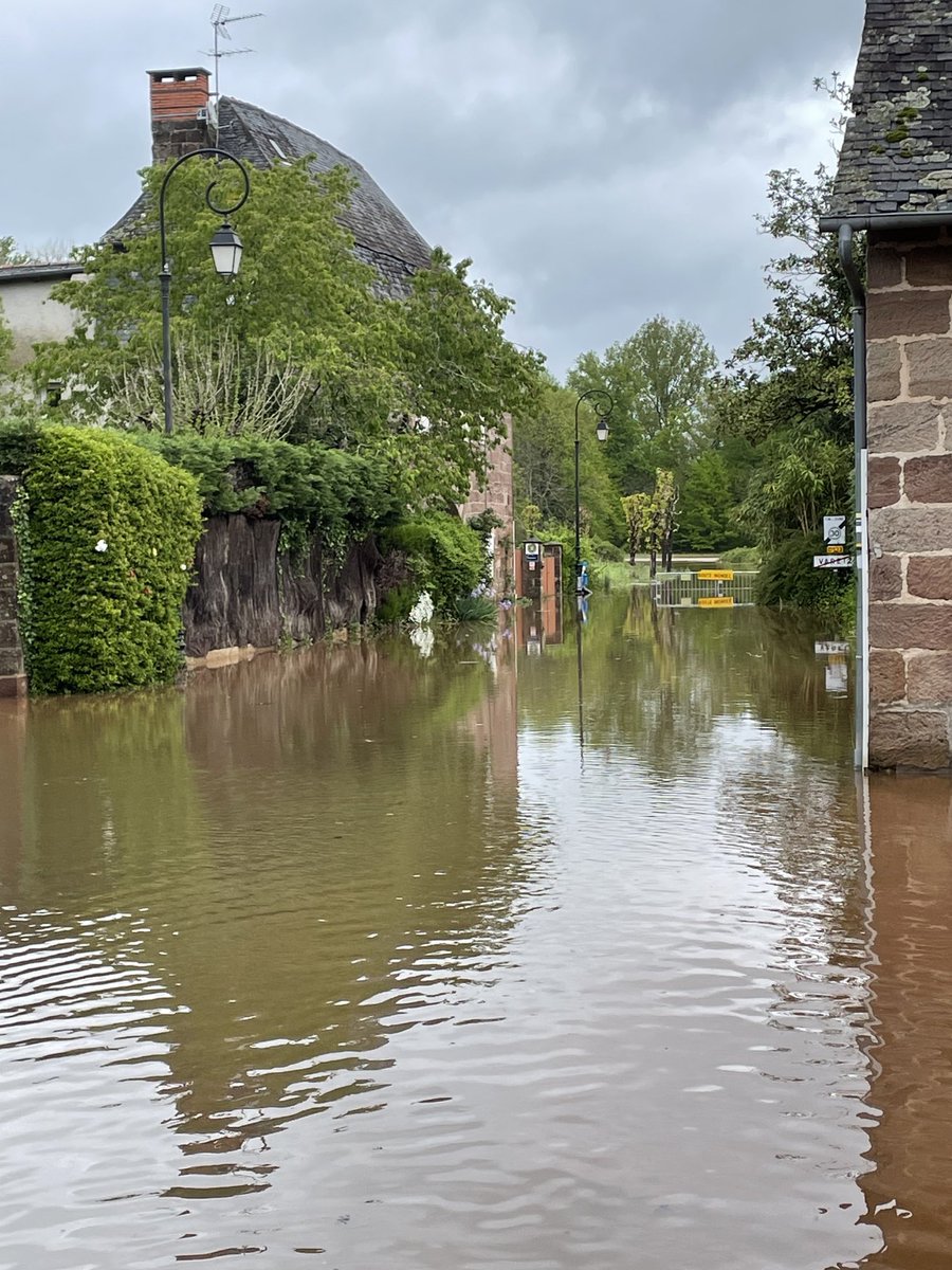 Dans le bourg de Varetz ce matin. #correze #crues