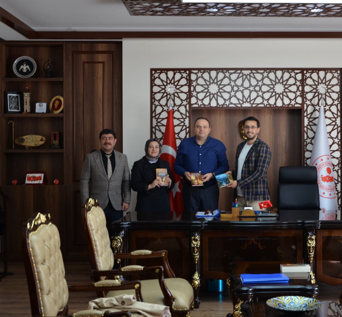 Turgut Soyuguzel (@tsoyuguzel1) on Twitter photo Tatvan Kaymakamımız Sayın <a href="/DmrRemzi/">Dr. Remzi Demir</a> ziyaret ederek çocuklara umut olmak için kaleme aldığım kitaplarımı takdim ettim.
İlçemizde eğitime ve edebiyata verdikleri kıymet için Sayın Kaymakamımıza en içten teşekkürlerimi sunuyorum.
<a href="/ahmetkarakaya37/">Ahmet Karakaya</a>
<a href="/BitlisValiligi/">Bitlis Valiliği</a> <a href="/tatvankay/">T.C. Tatvan Kaymakamlığı</a> Tatvan Kaymakamımız Sayın <a href="/DmrRemzi/">Dr. Remzi Demir</a> ziyaret ederek çocuklara umut olmak için kaleme aldığım kitaplarımı takdim ettim.
İlçemizde eğitime ve edebiyata verdikleri kıymet için Sayın Kaymakamımıza en içten teşekkürlerimi sunuyorum.
<a href="/ahmetkarakaya37/">Ahmet Karakaya</a>
<a href="/BitlisValiligi/">Bitlis Valiliği</a> <a href="/tatvankay/">T.C. Tatvan Kaymakamlığı</a>