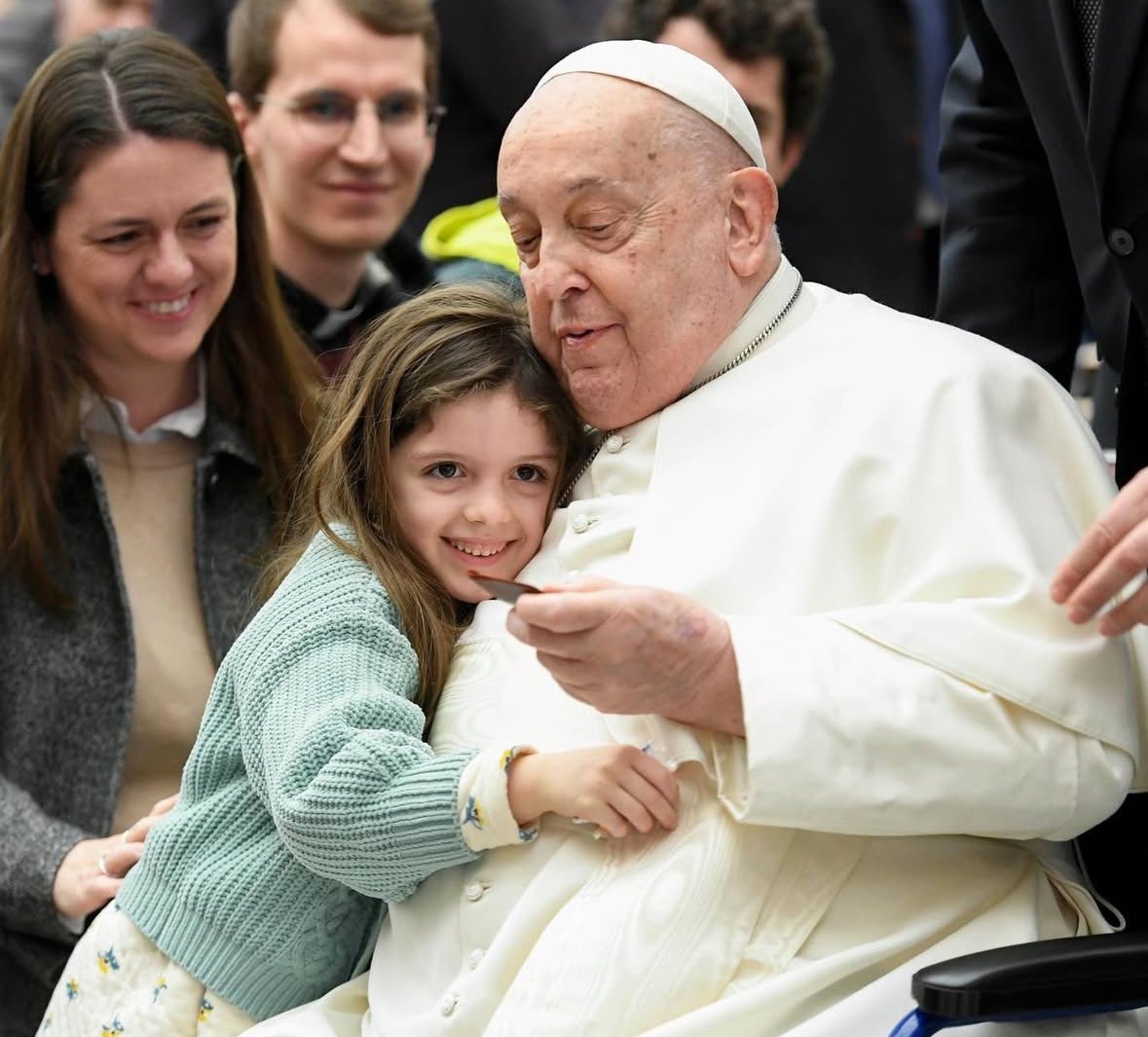 Plus q’une Catholique, je veux honorer notre pape François pour son courage et sa détermination à rappeler aux dirigeants du monde l’unité et la paix. Homme de foi et d’espérance, nous garderons en nous ses enseignements.
RIP cher père #françois #vatican