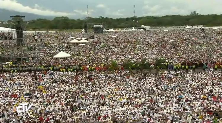 RafaelaCortesZ's tweet photo. El mundo entero lamenta hoy la pérdida del Papa Francisco @Pontifex_es, líder espiritual de la Iglesia Católica que logró trascender las fronteras de la religión para llevar un mensaje de transformación, libertad, reconciliación, paz, unidad, responsabilidad con el medio ambiente, y con los menos favorecidos, logrando además una conexión muy especial con los jóvenes.

Colombia y en especial el departamento del Meta fuimos bendecidos con su visita y su presencia, la cual estuvo llena de numerosos mensajes y enseñanzas.

Como católica practicante y especial creyente, me duele profundamente su muerte, pero creo también que ha trascendido y que, como lo dijo el cardenal Kevin Joseph Farrell, camarlengo, al dar la noticia: "Francisco ha regresado a la casa del Padre".

Todas nuestras oraciones están hoy con él.