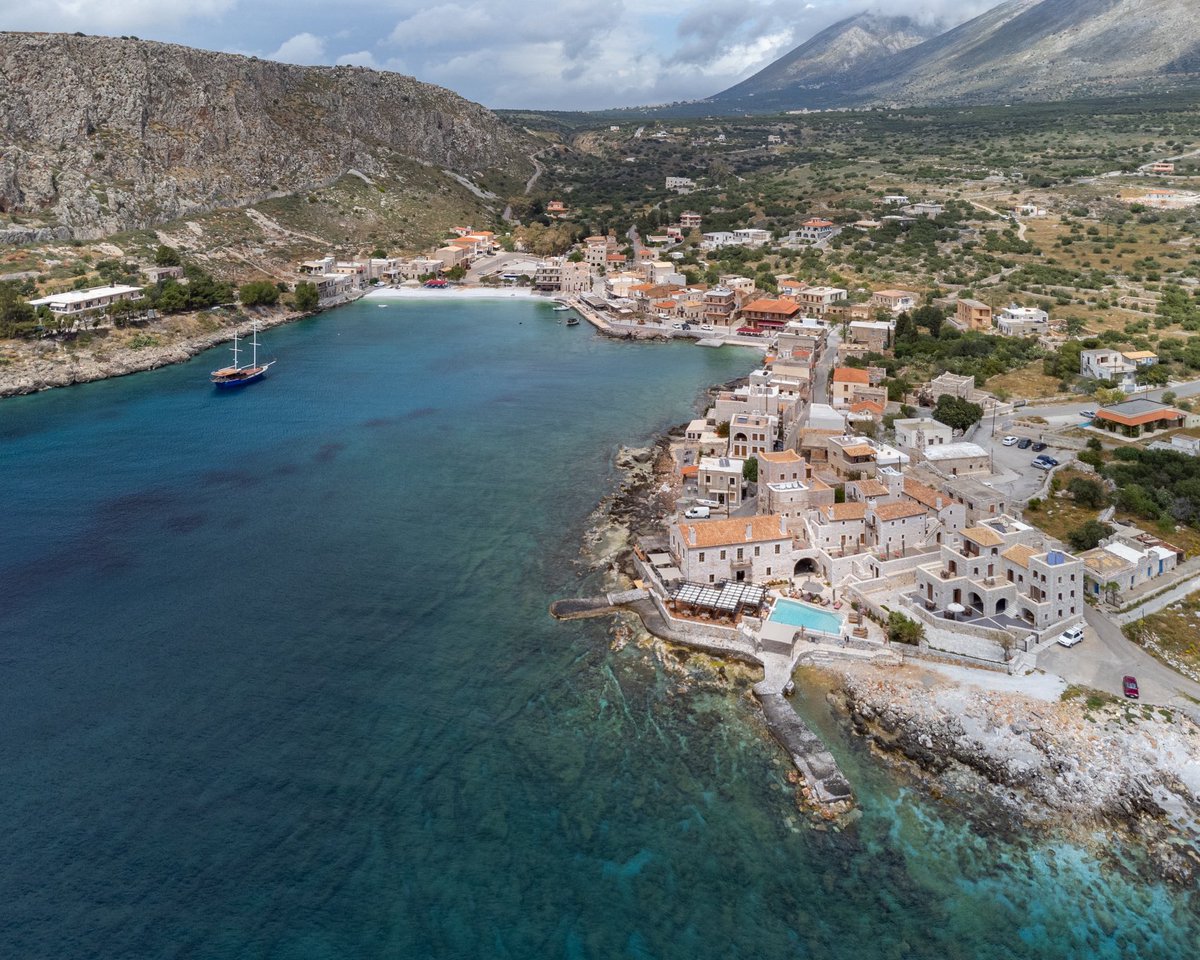 ΓΕΡΟΛΙΜΕΝΑΣ- ΜΑΝΗ.
Η Μάνη έχει 98 πετρόχτιστους οικισμούς, από τους 118 όλης της Πελοποννήσου.
Στο κορίτσι της Μάνης  Μαρίας  Κ.