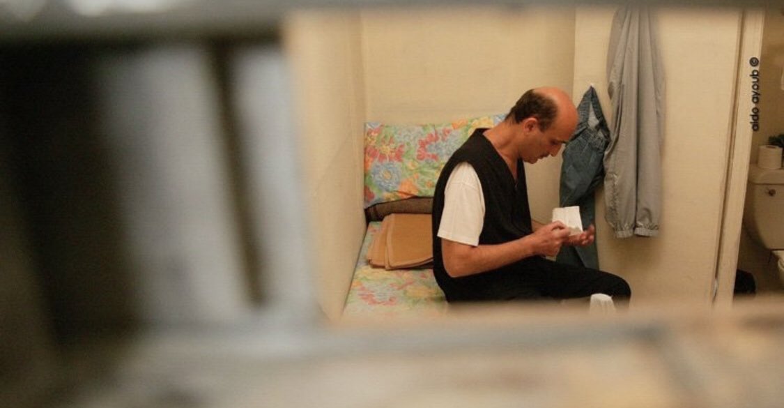 فشلت محاولتهم بالغاء #القوات_اللبنانية باعتقال قائدها في ٢١ نيسان ١٩٩٤، لا بل بقيت القوات صامدة لا تذل قدم سمير جعجع شهادة للأجيال بأنّ الاستسلام ليس خيارًا،و انّ الإيمان بالحرية هو سلاح الذي لا يهزم.
خرج الحكيم من سجنه و أخرج لبنان من سجن الظلم و الاحتلال.