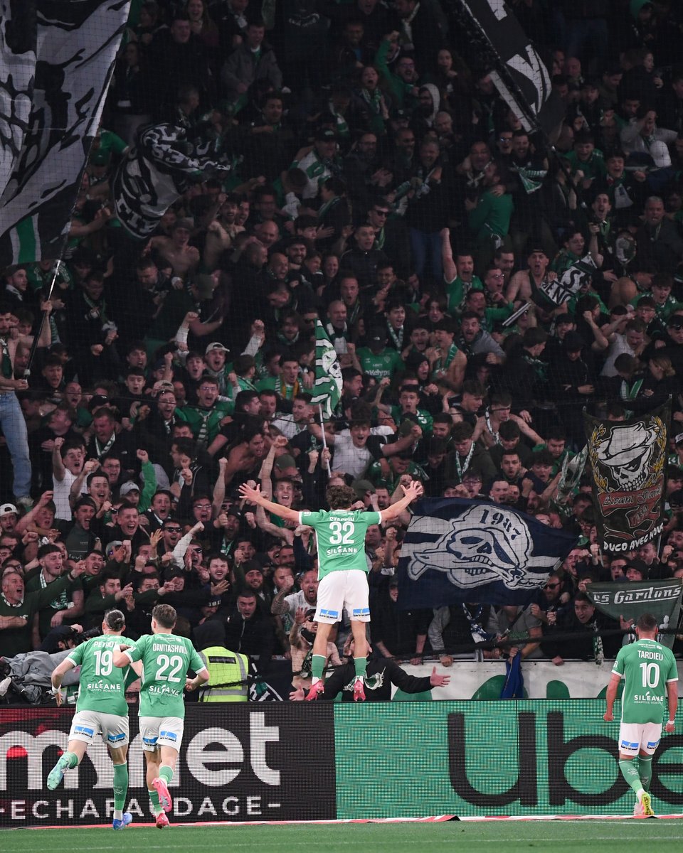 Ligue1's tweet photo. Le mur vert ✨ https://t.co/aDEtEoxngu