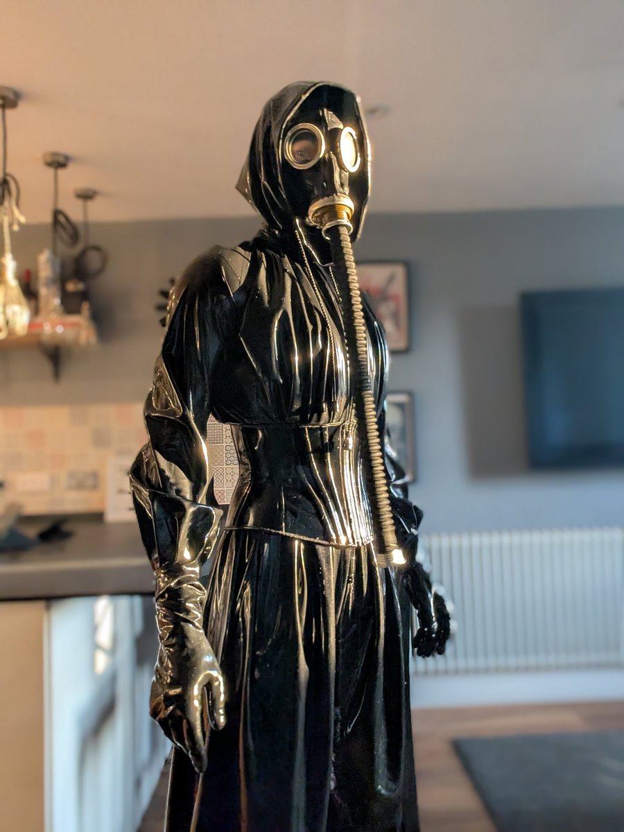 Happy Gasmask (Easter) Monday!

The latex fun still continues even when the Mrs is away 😁