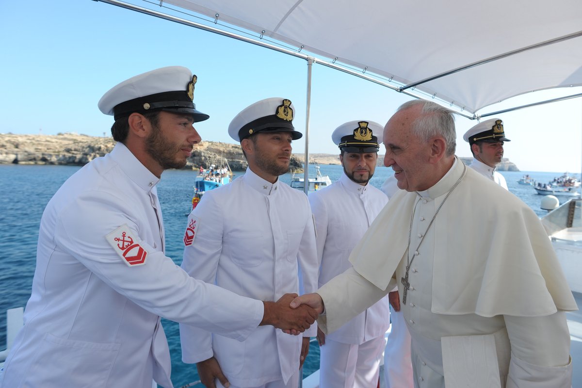 Le donne e gli uomini della Guardia Costiera si uniscono al cordoglio della Chiesa e del mondo intero per la scomparsa del Santo Padre.

Con profonda commozione, rendiamo omaggio a colui che ha saputo essere guida spirituale per milioni di persone.