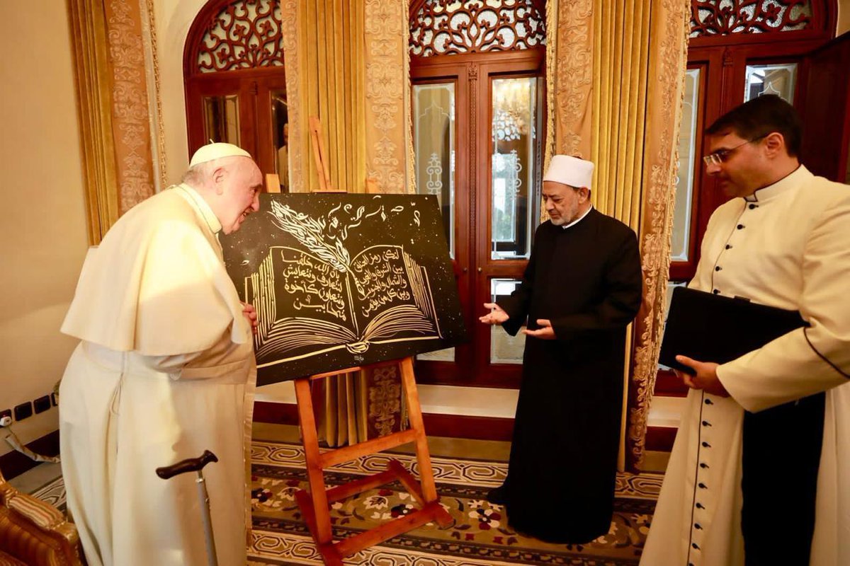 شيخ الأزهر ينعى أخاه البابا فرنسيس بابا الكنيسة الكاثوليكية … رجل الإنسانية من طراز رفيع

ينعى أ. د. أحمد الطيب، شيخ الأزهر الشريف، أخاه في الإنسانية، قداسة البابا فرنسيس، بابا الكنيسة الكاثوليكية، الذي وافتْه المنية اليوم الاثنين، بعد رحلة حياة سخَّرها في العمل من أجل