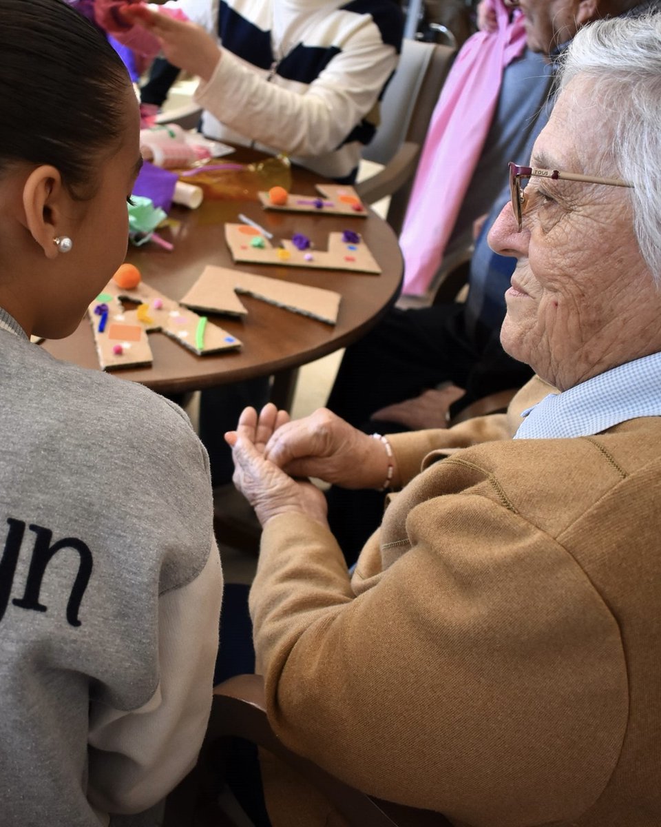 GrupoBallesol's tweet photo. 👵👧 En Ballesol apostamos por las actividades #intergeneracionales como una forma de compartir, aprender y crecer.
¿Sabías que estos reencuentros también mejoran la salud y la felicidad de nuestros mayores? #NosotrosCuidamos https://t.co/Gn9uGsYHOc