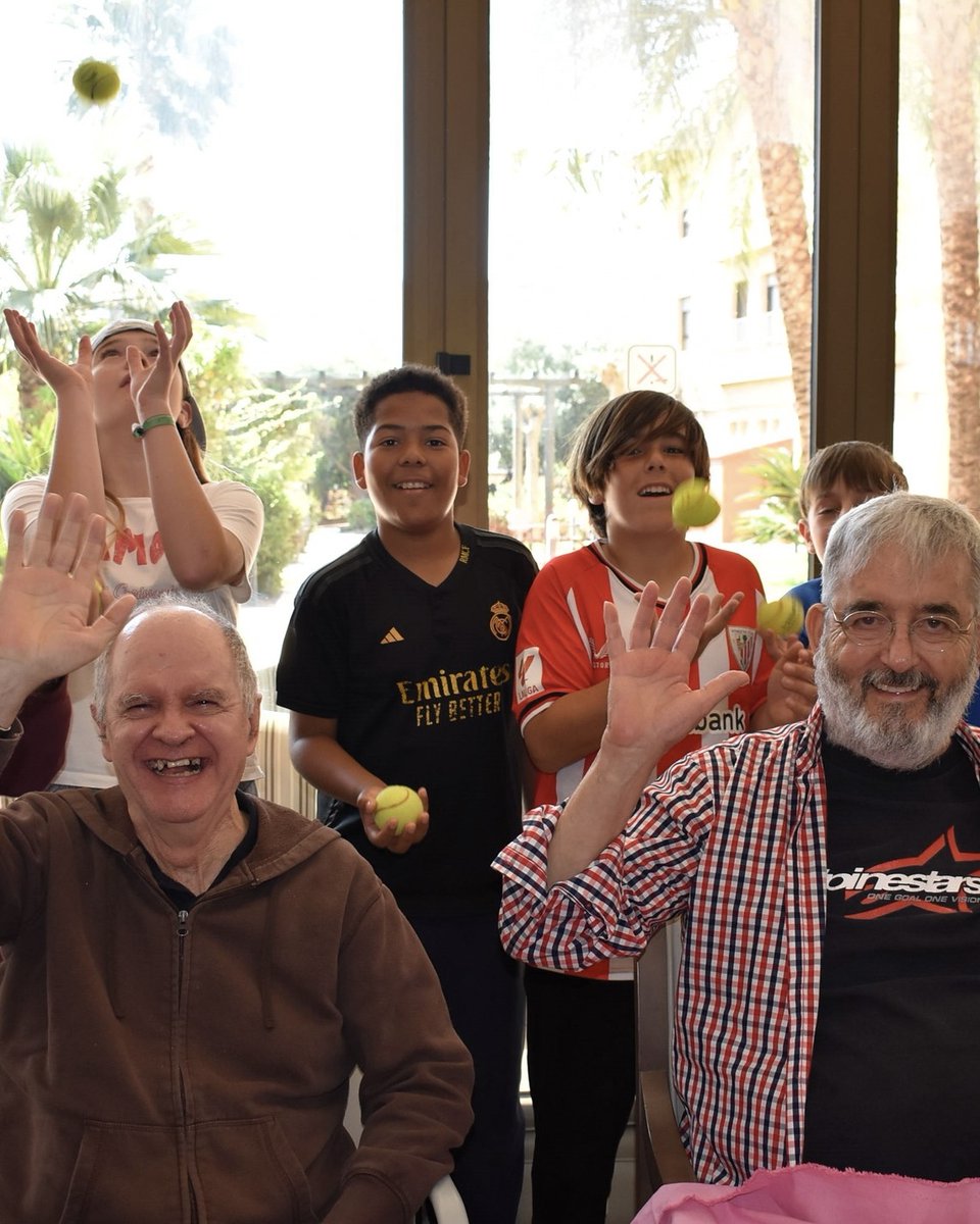 GrupoBallesol's tweet photo. 👵👧 En Ballesol apostamos por las actividades #intergeneracionales como una forma de compartir, aprender y crecer.
¿Sabías que estos reencuentros también mejoran la salud y la felicidad de nuestros mayores? #NosotrosCuidamos https://t.co/Gn9uGsYHOc