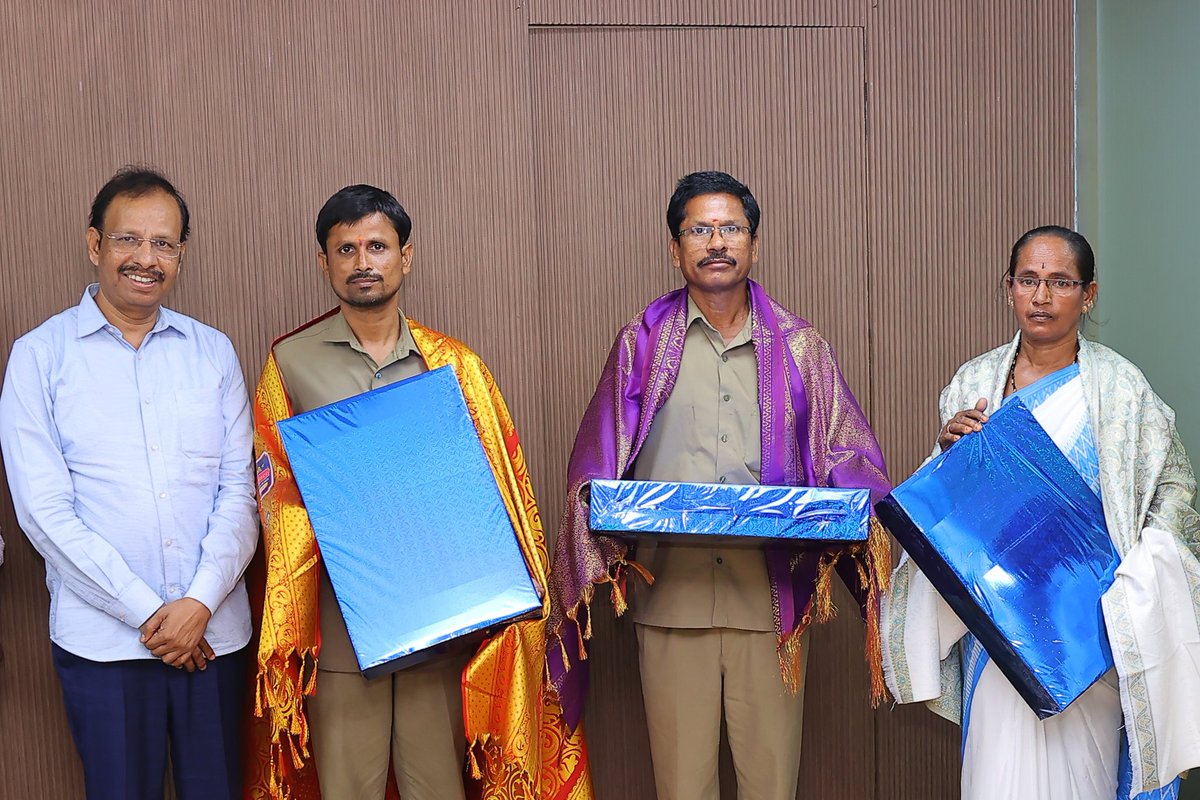 #TGSRTC బ‌స్సులో పురిటినొప్పుల‌తో బాధ‌ప‌డుతున్న గ‌ర్బిణి కాన్పుకు సాయం చేసి మాన‌వ‌త్వం చాటుకున్న హైదరాబాద్-2 డిపోనకు చెందిన కండక్టర్ రాజ్ కుమార్, ప్రైవేట్ హైర్ బస్ డ్రైవర్ వేణుగోపాల్, ఆశా కార్యకర్త మల్లి కాంతమ్మను టీజీఎస్ఆర్టీసీ యాజ‌మాన్యం అభినందించింది. హైదరాబాద్ బస్ భవన్ లో