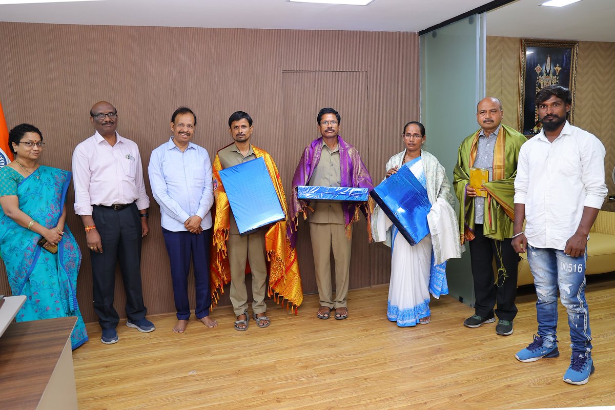 SajjanarVC's tweet image. #TGSRTC బస్సులో పురిటినొప్పులతో బాధపడుతున్న గర్బిణి కాన్పుకు సాయం చేసి మానవత్వం చాటుకున్న హైదరాబాద్-2 డిపోనకు చెందిన కండక్టర్ రాజ్ కుమార్, ప్రైవేట్ హైర్ బస్ డ్రైవర్ వేణుగోపాల్, ఆశా కార్యకర్త మల్లి కాంతమ్మను టీజీఎస్ఆర్టీసీ యాజమాన్యం అభినందించింది. హైదరాబాద్ బస్ భవన్ లో…