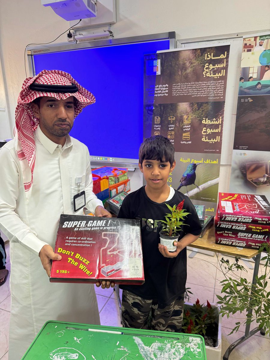 #مكتب_وزارة_البيئة_والمياه_والزراعة بمحافظة الرس و بالشراكة مع تعليم الرس يفعل أسبوع البيئة 2025م تحت شعار
#بيئتنا_كنز

حيث تم القاء ندوة وعمل معرض عن اهمية البيئة 
تم توزيع هدايا للطلاب وتوزيع شتلات واستزراع داخل المدرسة
<a href="/salmans555/">م / سلمان بن جارالله الصوينع</a>
<a href="/twaslalrss/">#تواصل_الرس</a>
<a href="/MEWA_KSA/">وزارة البيئة والمياه والزراعة</a>
<a href="/moe_qsm/">إدارة تعليم القصيم</a>
<a href="/EmarahAlQassim/">إمارة منطقة القصيم</a>