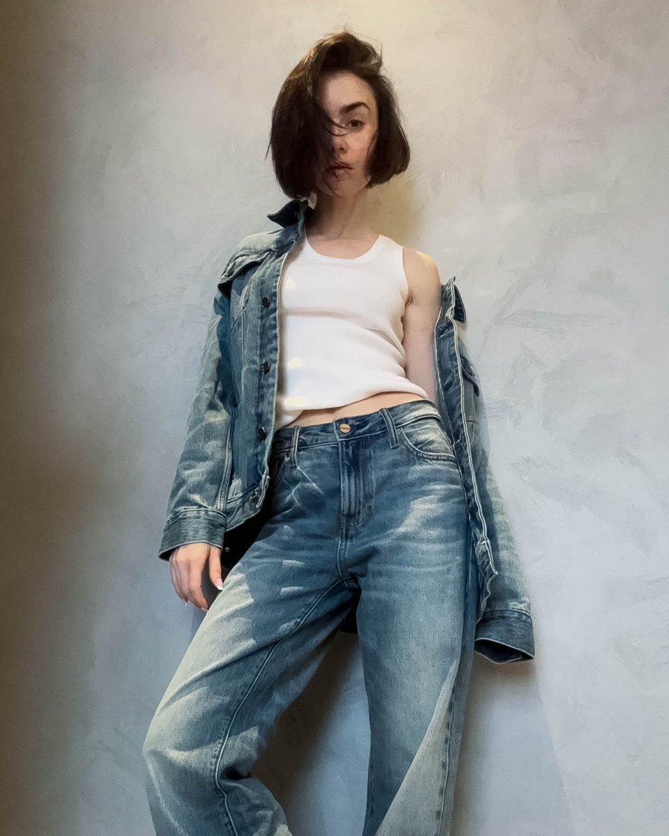 Lily Collins／リリー・コリンズのデニムオンデニム。

この空気感がまさに今の気分。

▼ デニム特集はこちら
bit.ly/42S6k37