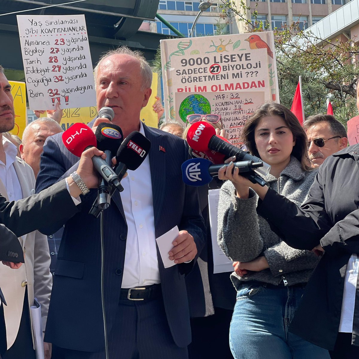 Muharrem İnce, atanamayan öğretmenlerin Milli Eğitim Bakanlığı önündeki eylemine katıldı:

Şu anda eğitim fakültelerinde okuyan 719.000 öğrenci var. Bir kaç sene sonra atanamayan öğretmen sayısı 1 milyonu bulacak.

Biyolojiye 27, fiziğe 61, matematiğe 117, edebiyata 29, din