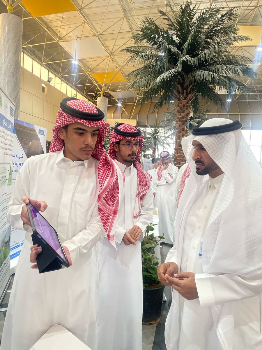 CBA1_KSU's tweet photo. 🔹 معرض: 

تشارك الكلية في معرض برنامج مساري لمستقبل أفضل بعمادة السنة الاولى المشتركة وذلك للتعريف بالكلية وأقسامها والتخصصات المتاحة والمستقبل الوظيفي. https://t.co/n9j1iuTidl