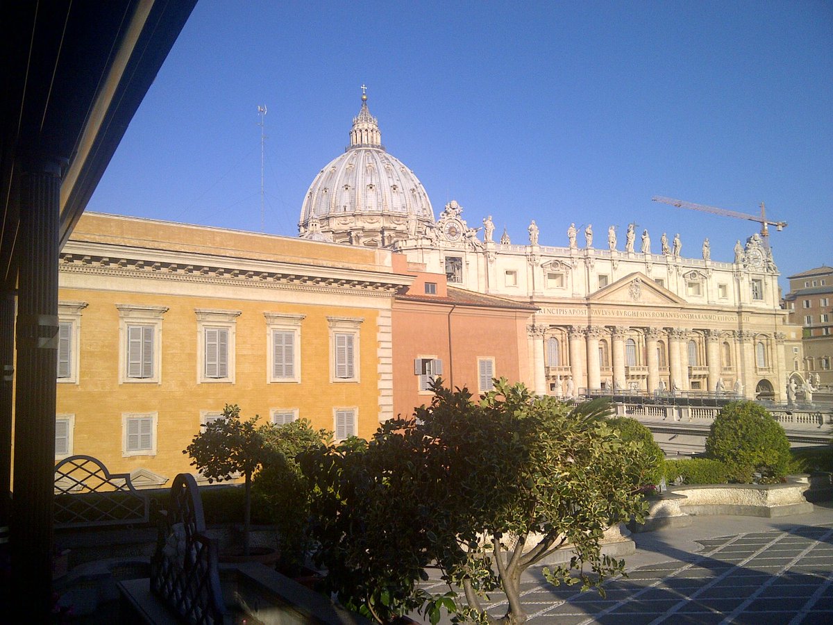 Není asi symboličtější datum pro překročení prahu mezi časem a Věčností, než oslava Kristova Zmrtvýchvstání. Právě tak odešel papež František, poté, co ještě včera celému světu požehnal. Velký muž, jeden z nemnoha, kteří se snažili svět spojovat. R.i.P.