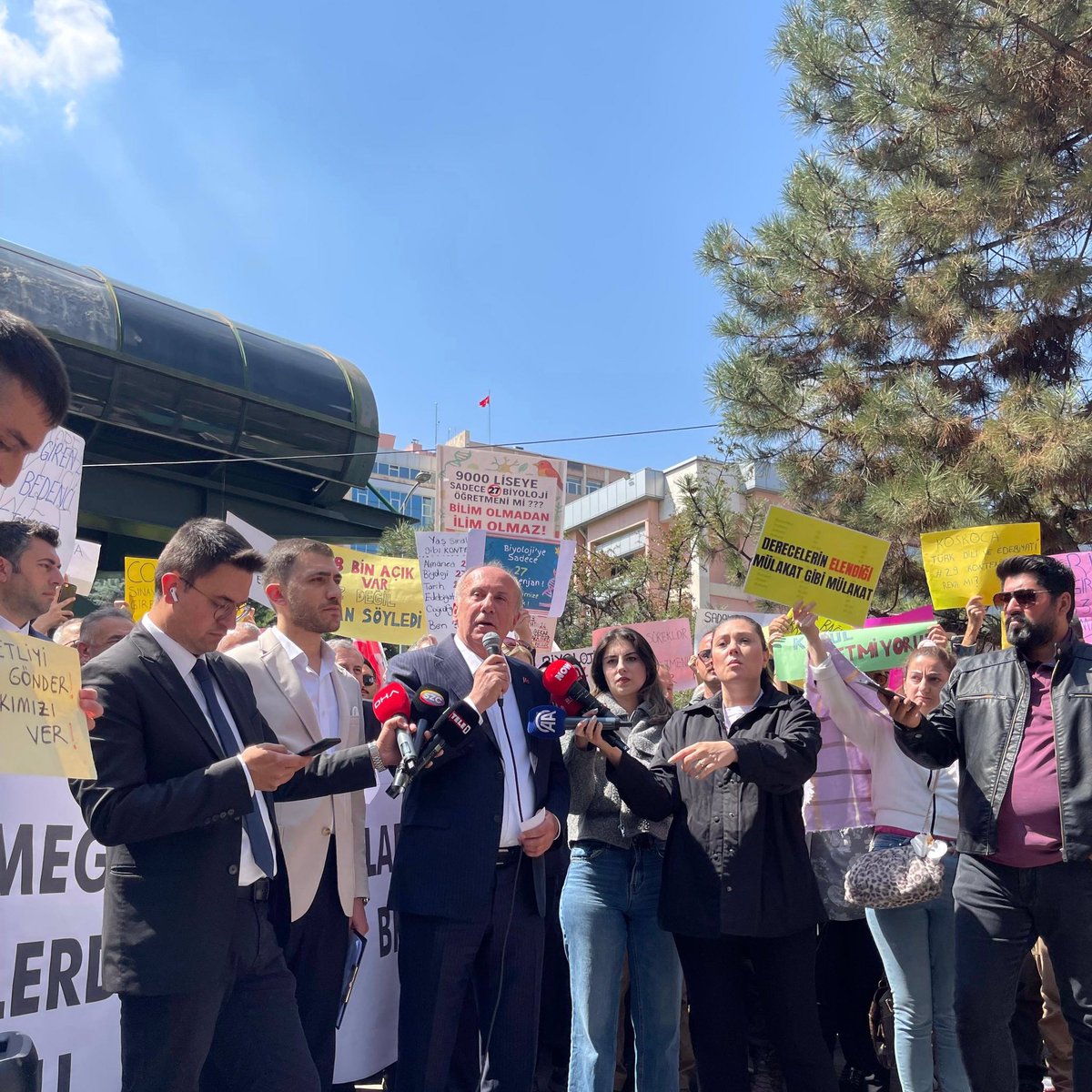 Muharrem İnce, atanamayan öğretmenlerin toplandığı Milli Eğitim Bakanlığı önüne geldi.