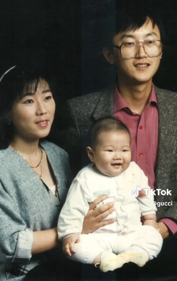 hicloudysummer's tweet photo. Look at mama park holds her baby then and now🥹🥹🥹🥹🥹 jay is forever BABY https://t.co/eZ1y3FS2PT