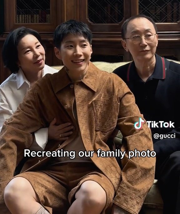 hicloudysummer's tweet photo. Look at mama park holds her baby then and now🥹🥹🥹🥹🥹 jay is forever BABY https://t.co/eZ1y3FS2PT