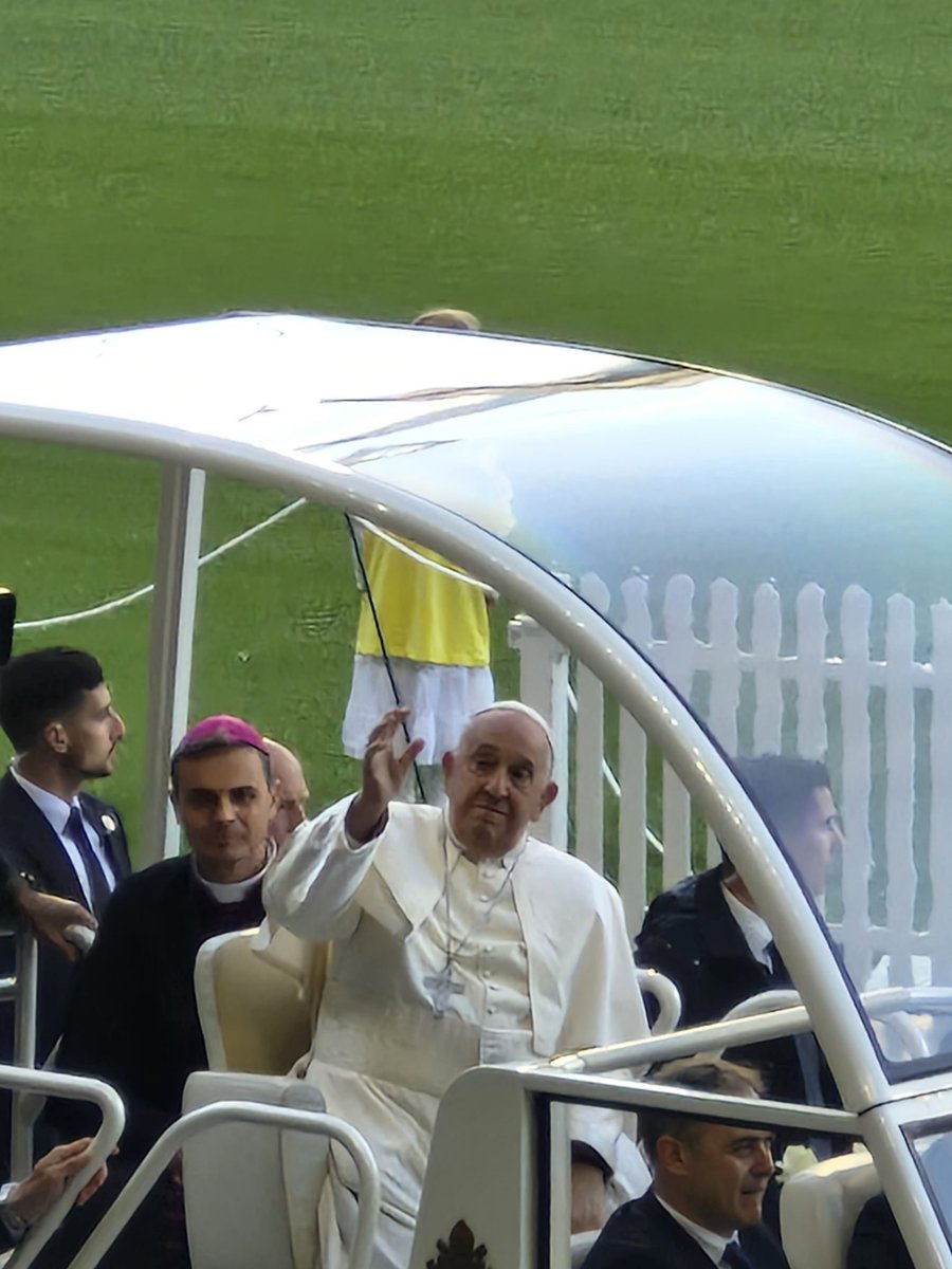 "Sabéis que el deber del cónclave era dar un Obispo a Roma. Parece que mis hermanos Cardenales han ido a buscarlo casi al fin del mundo…, pero aquí estamos"