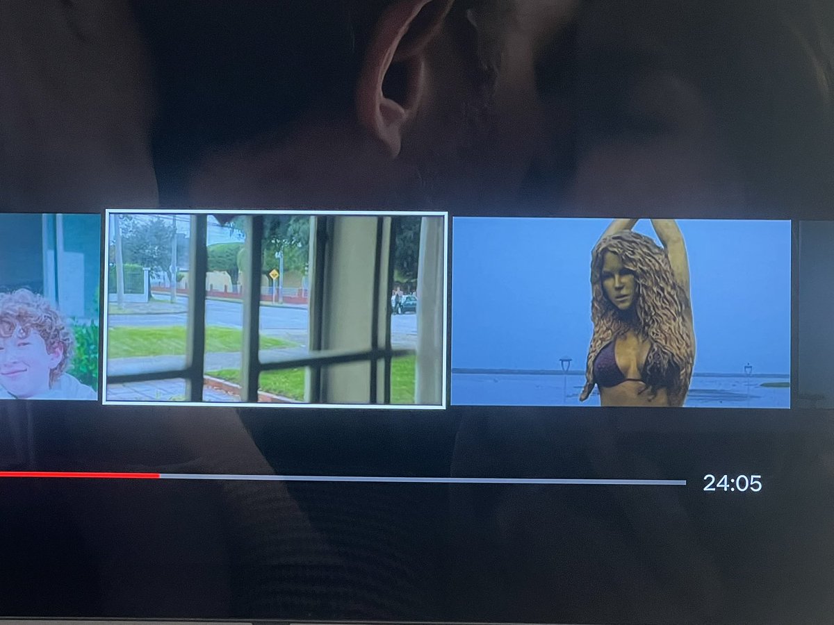 Kejsi_3's tweet photo. En la serie #MedusaNetflix sale la estatua de #Shakira y suena Día de Enero 🥰🥰🥰 https://t.co/cZrLGUcdYE