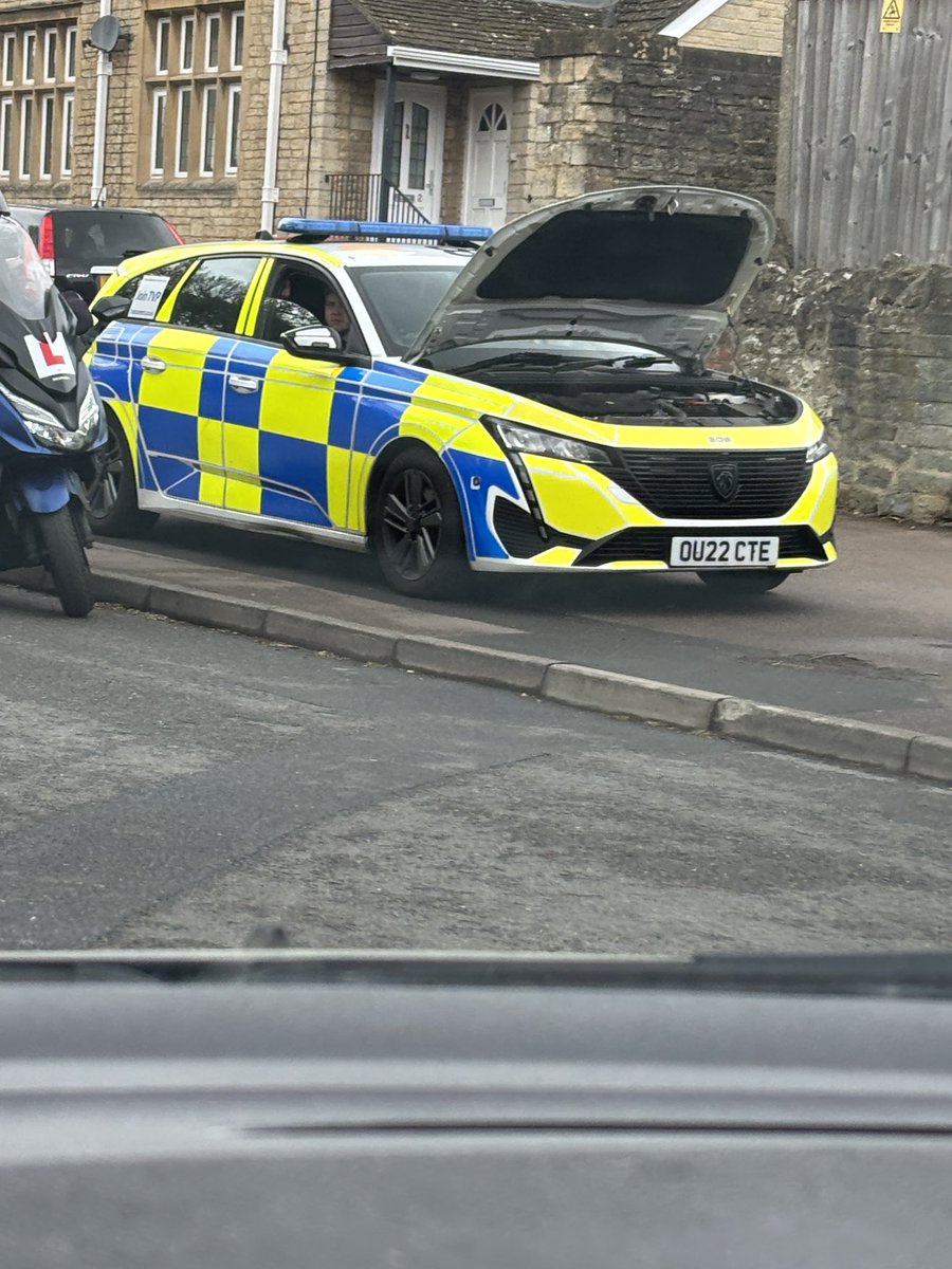 VernonSpools's tweet image. Can’t park there mate! @BadlyParkedOx