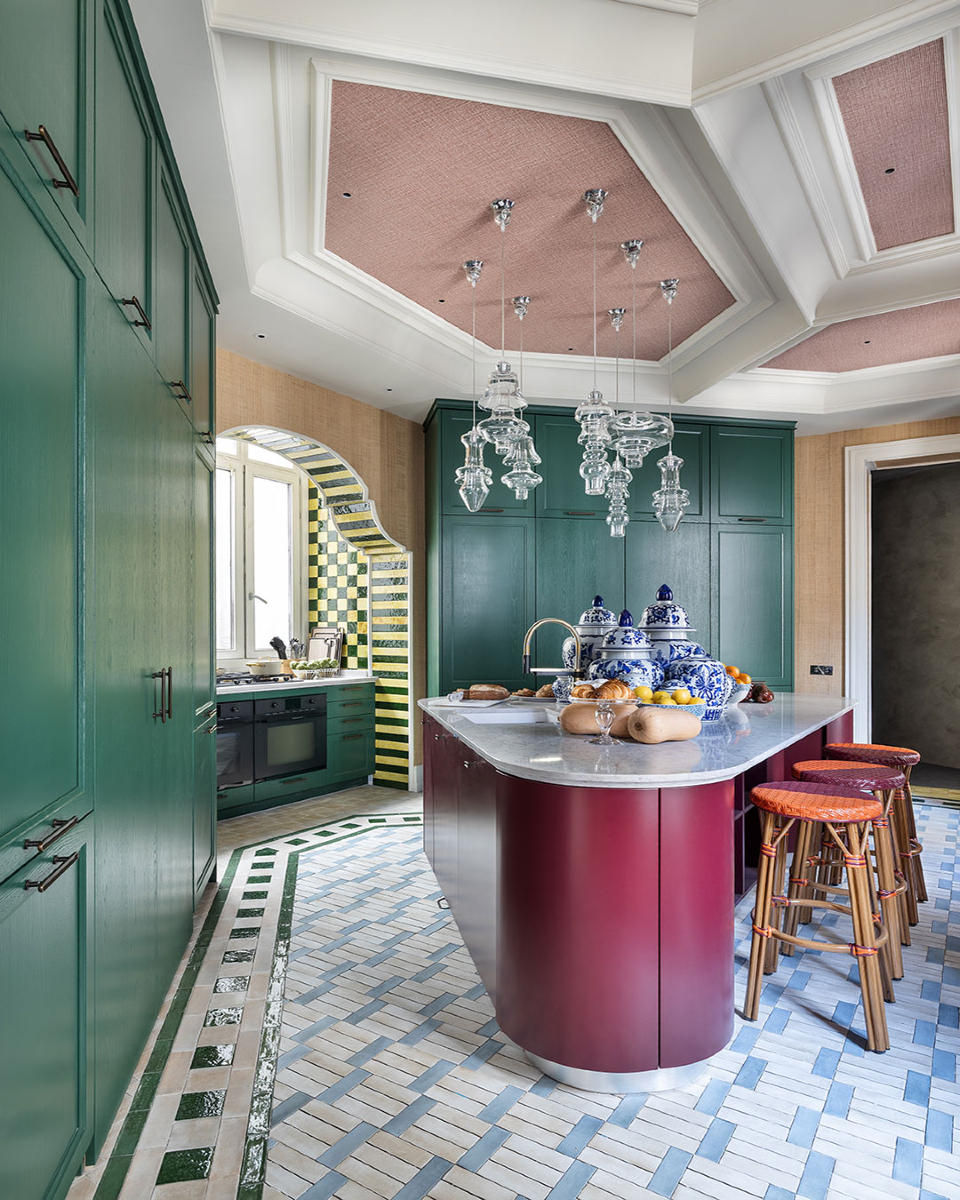 CasaDecor's tweet photo. Conectando cocina, comedor, lavandería y salón, “Toujours à Madrid” es el proyecto de @xsche  para Schmidt en #CasaDecor2025, que se organiza en varias estancias. El corazón del espacio es la isla triangular de la colección París, con encimera Rivière Rose de @Silestone . https://t.co/tfvRgM89Oq