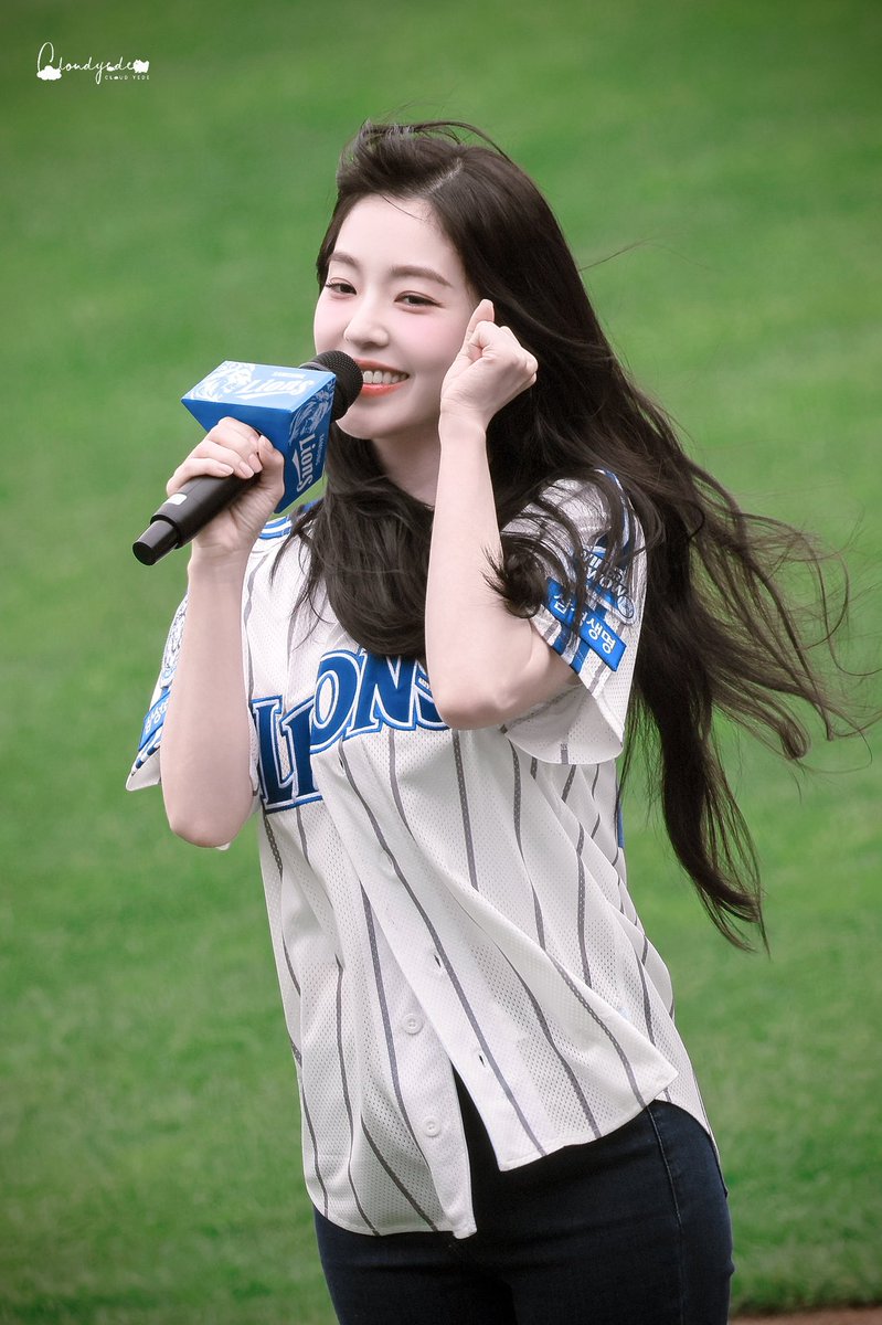 cloudyede's tweet image. 250420 시구
缠住吻住春风吹住我吗

#아이린 #IRENE #레드벨벳 #RedVelvet