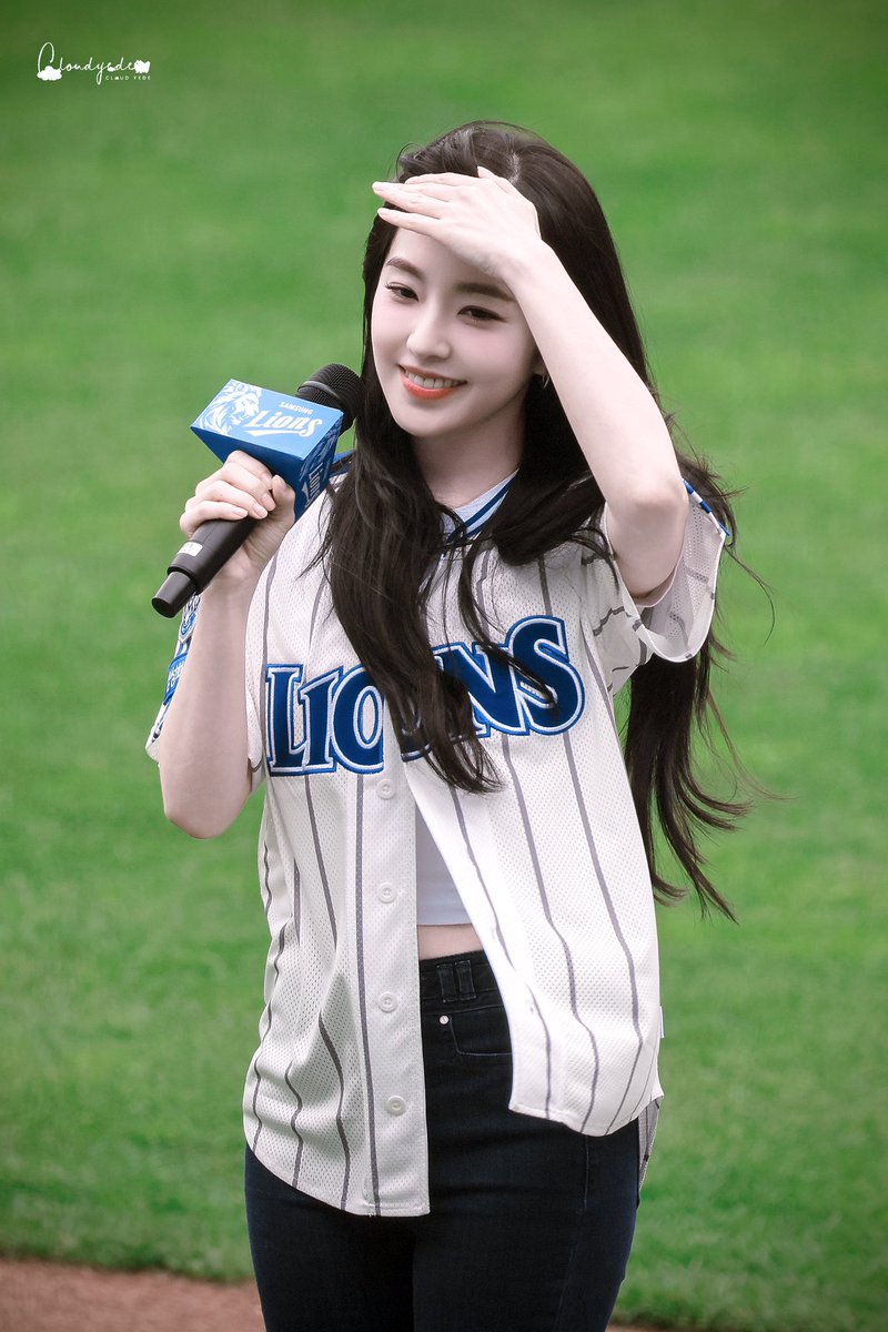 cloudyede's tweet image. 250420 시구
缠住吻住春风吹住我吗

#아이린 #IRENE #레드벨벳 #RedVelvet