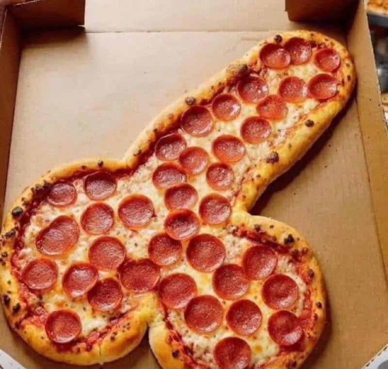 SusanGallache14's tweet photo. Best Pizza I have ever seen WTF!!! 😂😂😂 The cutter is nut!! Happy Easter Monday to everyone of my followers!!💜✌️ https://t.co/btLSb4Y5wh
