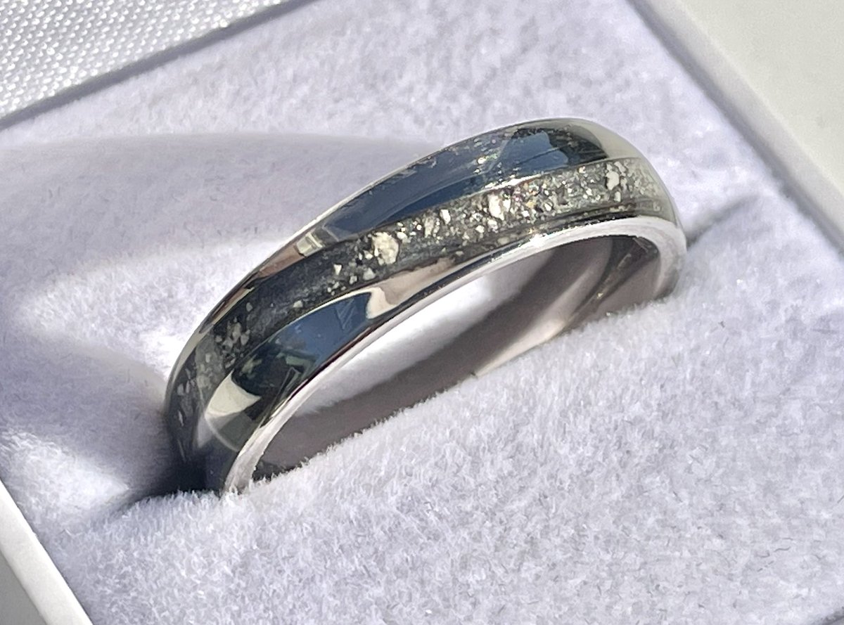 🩶🕊️ Memorial Ring 🕊️🩶

Another special make is now home where it belongs 🤍

Gifted as a 50th birthday gift from his daughter, this was a special birthday commission for a gentleman whose twin brother had passed away recently

#memorial #jewellery #handmade #ashes #ring #SBS
