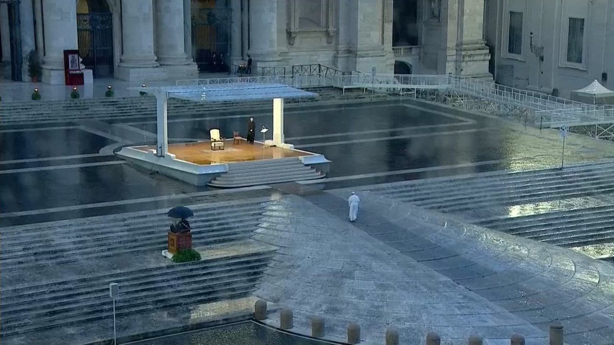 XPost1A's tweet photo. El mundo nunca va a olvidar ese momento impactante cuando el recién fallecido Papa Francisco ofició una ceremonia por la salvación de la humanidad cuando era atacada por la pandemia del COVID-19. https://t.co/CaMOx4Lued