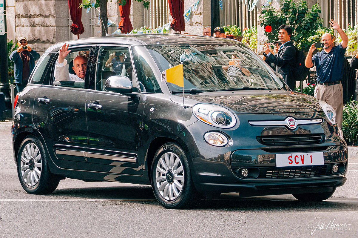 dcsplicer's tweet image. I captured this unforgettable moment when Pope Francis rolled through the streets of DC in 2015—humble, joyful, and waving from a Fiat. A historic day through my lens.
Rest in peace 🙏🏾
#PopeFrancis #WashingtonDC #Throwback #StreetPhotography #JeffNormanPhotography #CanonMoment…