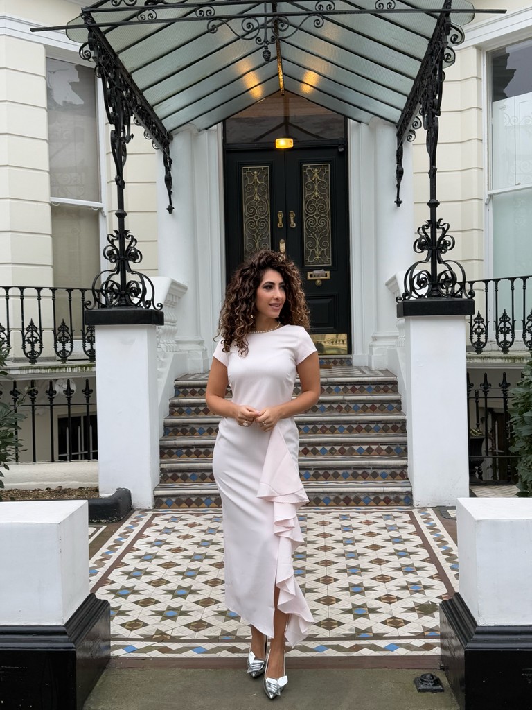 Wearing a dress so fabulous that even my coffee spills try to avoid it. #ClosetLondon #FashionMagic

l8r.it/qGLk