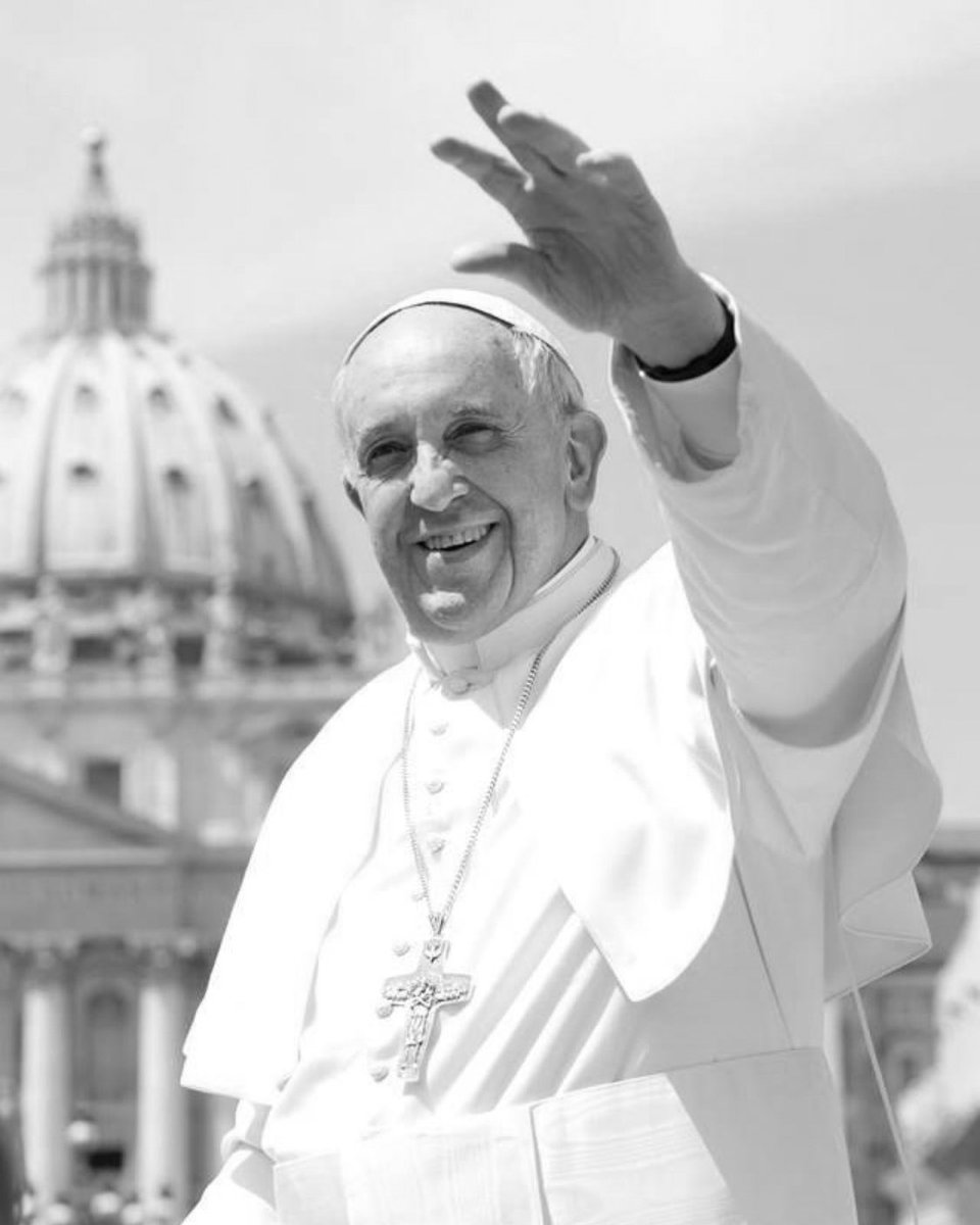 MartinLlaryora's tweet photo. Con profunda tristeza despedimos al #PapaFrancisco. Líder de la fe y la esperanza, faro de humildad y símbolo de paz. Nuestro querido papa supo inspirarnos en la construcción de un mundo más justo, más humano, más fraterno. Un mundo posible, basado en la dignidad de cada persona.

Como argentinos, este adiós nos conmueve aún más. Verlo llegar al Vaticano fue una emoción inmensa, verlo caminar con tanta cercanía fue una gran inspiración. Francisco fue un puente: entre religiones, entre culturas, entre quienes creen y quienes buscan sentido.

Nos habló de amor, de justicia social, de la necesidad urgente de cuidar nuestra casa común. Nos pidió que no nos anestesiáramos frente al dolor ajeno y nos recordó que el poder está en el servicio.

Francisco nos deja muchas enseñanzas y un legado que trasciende el tiempo. Para él nuestro respeto y nuestra gratitud. Nos queda una tristeza profunda que se mezcla con un inmenso orgullo. El pueblo no te va a olvidar, querido papa.

Gracias, por tanto. Que en paz descanses.