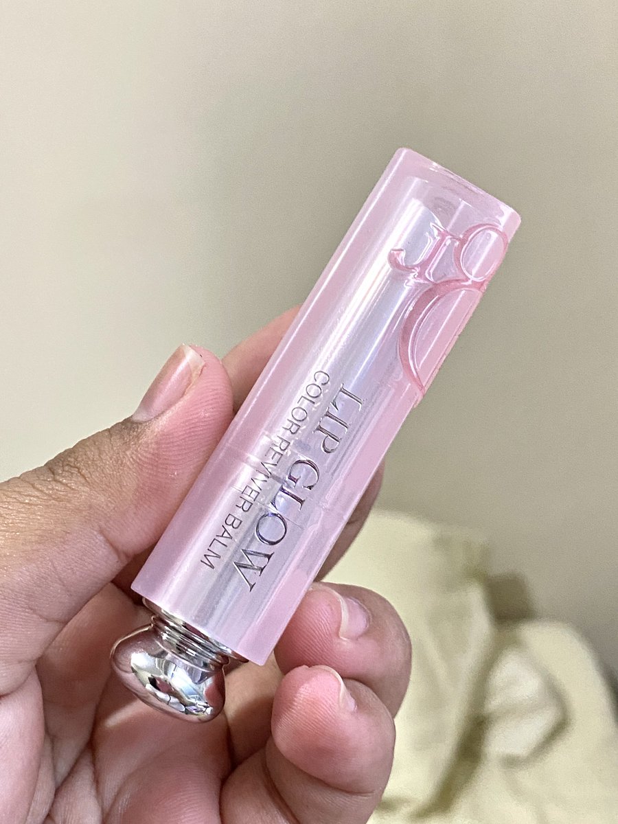 keshikiayame's tweet photo. Bub, in this economy…
Nemu produk LOKAL yang mirip sama lip glow harga 600ribuan 🤣

Girl math banget ini mah 💅

600 ribu                   vs               40 ribu https://t.co/gYZGwD7H4z