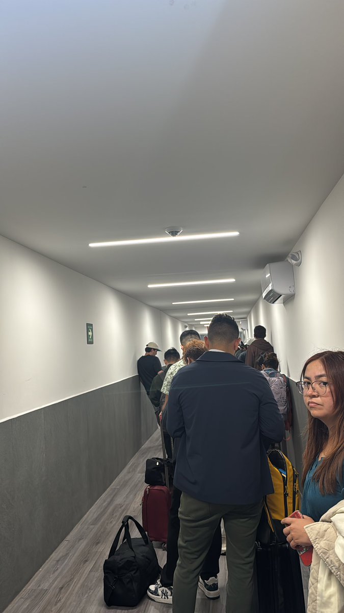 paugzza's tweet photo. @AeropuertoDeMTY pinche aeropuerto meadoooooo aquí nos tienen encerrados https://t.co/pDWMohRYH3